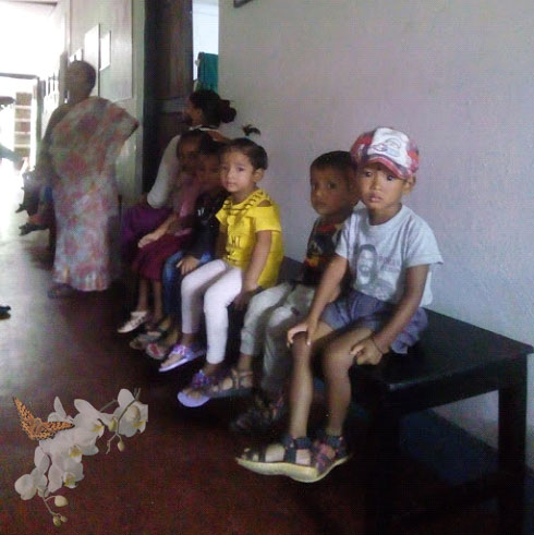 Kinder warten auf die Untersuchung durch Doc Klaus